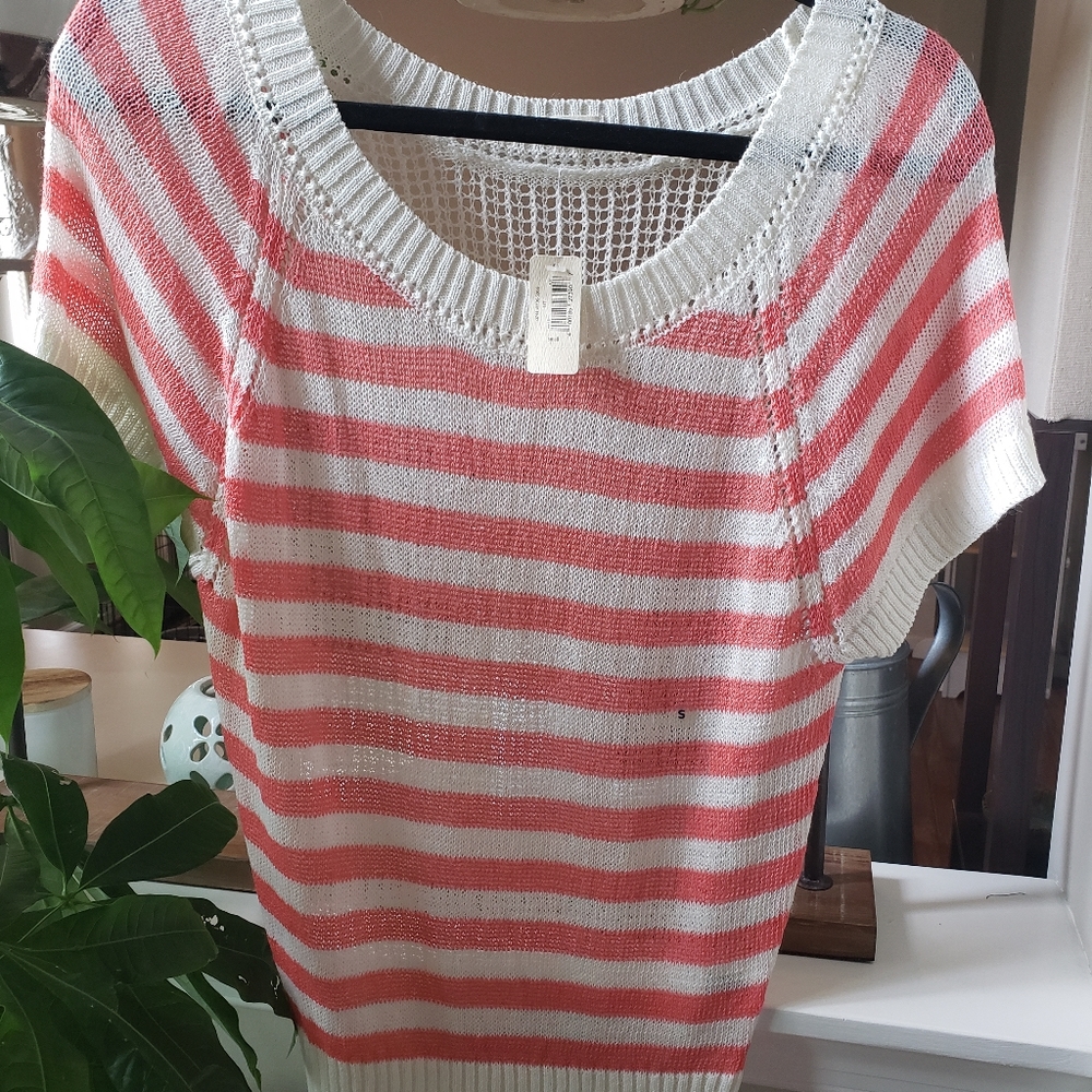 Lightweight short sleeve sweater
